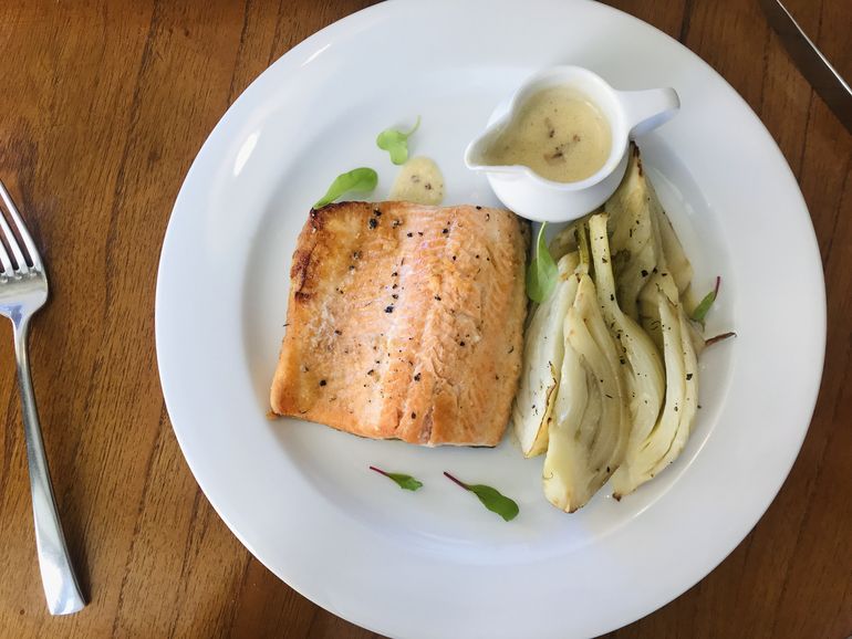 Trucha, hinojos y salsa de almendras.