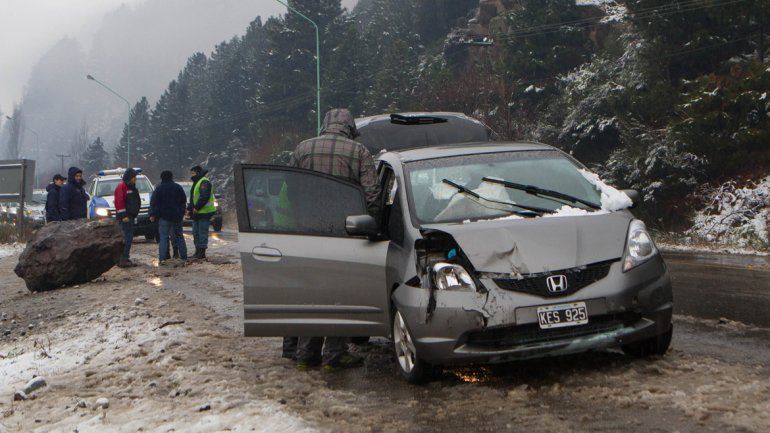 Iban en auto por la Ruta 40, les cayó una roca gigante y se salvaron de milagro