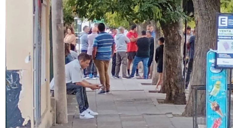 Todo Viedma se había congregado a la puerta del Hospital para hacer fuerzas por Tomás.