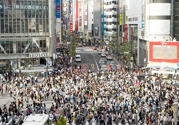 Mirar el celular en la calle, un peligro en Tokio