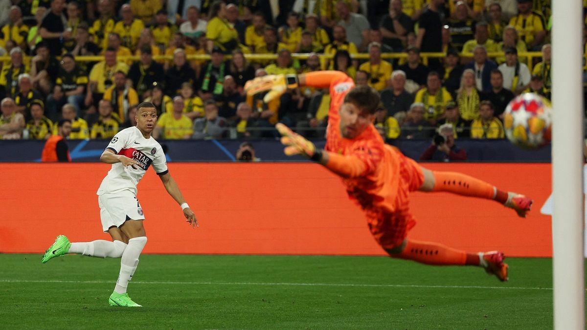 La jugada increíble que no fue gol en Borussia Dortmund-PSG por la Champions thumbnail