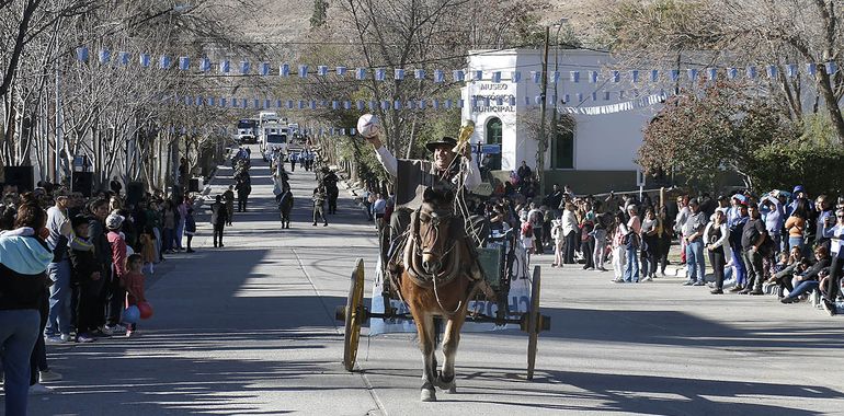 Carlos Monsalve, personaje local, con la Copa de la FIFA que trajo de Qatar. Carlos Monsalve, personaje local, con la Copa de la FIFA que trajo de Qatar.