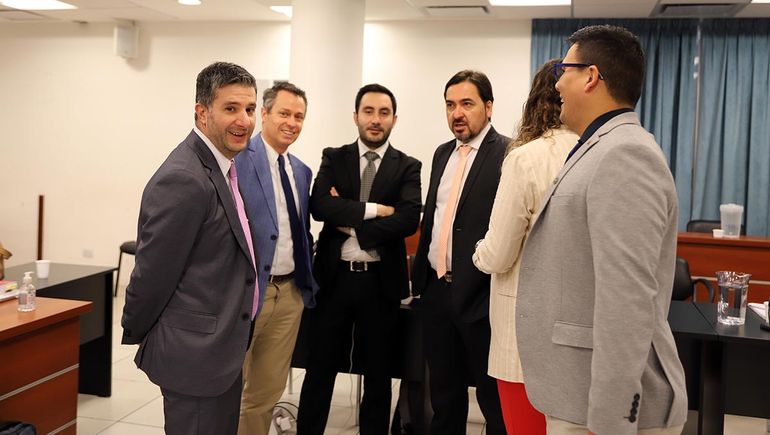 Los defensores de los imputados en una amena charla antes de la audiencia. Señalaron algunas contradicciones en los allanamientos y posibles filtraciones. Los defensores de los imputados en una amena charla antes de la audiencia. Señalaron algunas contradicciones en los allanamientos y posibles filtraciones.