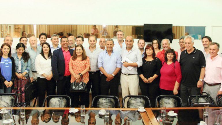 El intendente de Neuquén convocó a todas las fuerzas políticas de la ciudad. El MPN dijo que no fue invitado de manera oficial y que por eso no asistió.