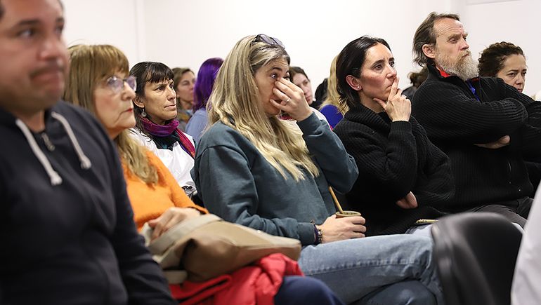 Los familiares de las víctimas de Aguada San Roque (Marcela Altube y Juan Villanueva) atentos a la lectura del fallo histórico. Los familiares de las víctimas de Aguada San Roque (Marcela Altube y Juan Villanueva) atentos a la lectura del fallo histórico.