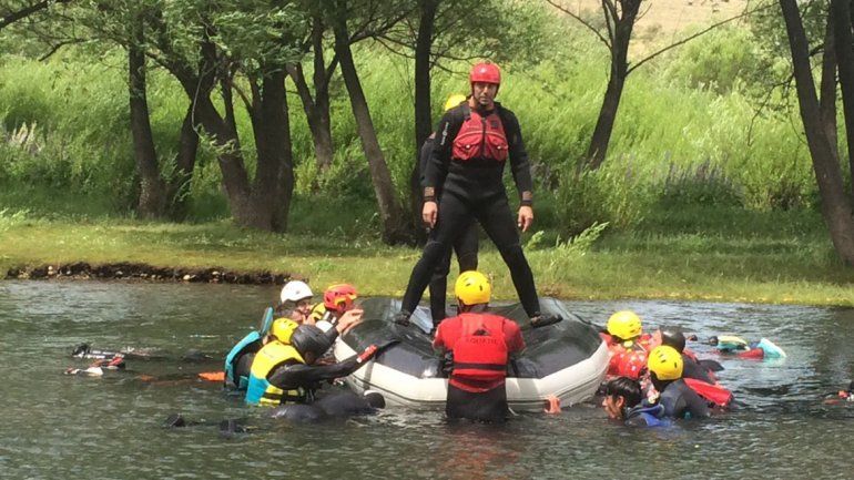 Bomberos se entrenaron para situaciones de rescate en los ríos