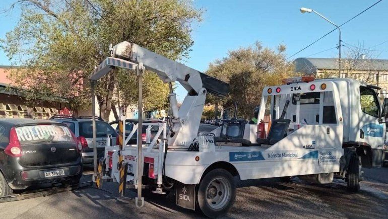 Una grúa casi se lleva un auto porque tenía propaganda política