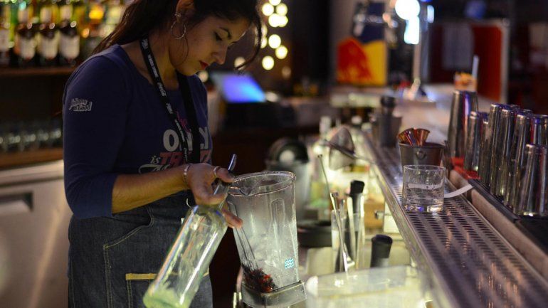 Los jóvenes bartenders neuquinos se animan a elaborar tragos y cócteles  con nuevas bebidas e ingredientes