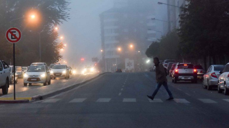 La primera niebla intensa trastocó los vuelos y el tránsito