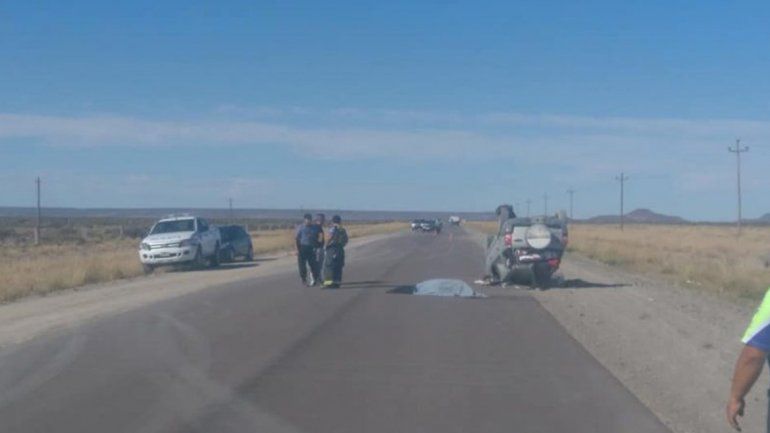 Pareja neuquina regresaba desde la costa y volcó en la ruta 23: una mujer de 64 murió