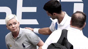 Clark con cara de pánico ante el intento de Djokovic por disculparse por lo hecho. Clark con cara de pánico ante el intento de Djokovic por disculparse por lo hecho.