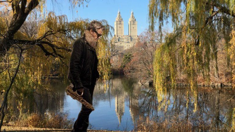Roberto Pettinato toca el saxo a la gorra en Nueva York