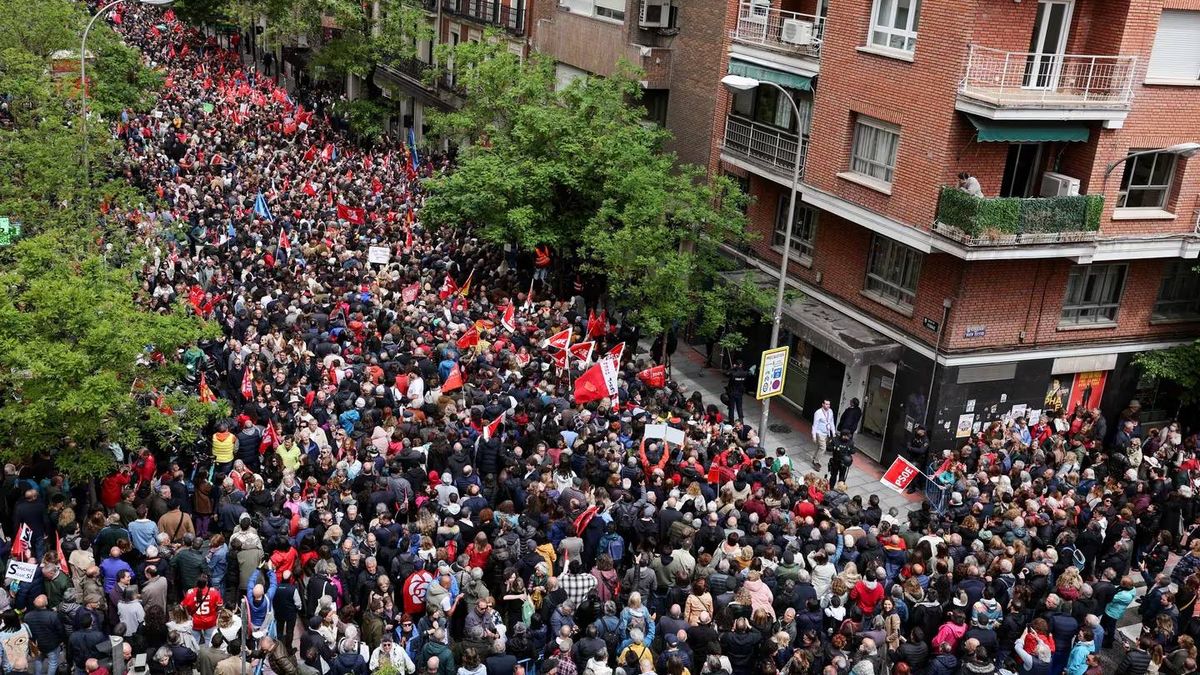 miles de personas marcharon para pedir que Pedro Sánchez no renuncie thumbnail
