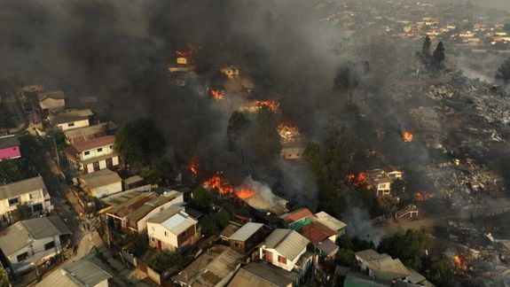 Múltiples incendios forestales provocaron evacuaciones de emergencia en distintas regiones de Chile.