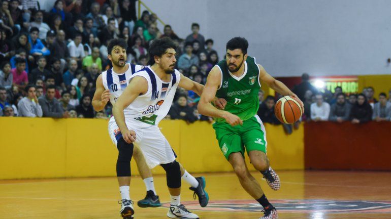 Paredes lleva la pelota en una de las avanzadas del equipo de Romero