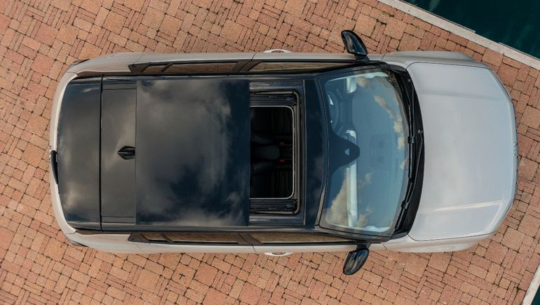 El techo vidriado, uno de los elementos distintivos del Jeep Avenger. El techo vidriado, uno de los elementos distintivos del Jeep Avenger.