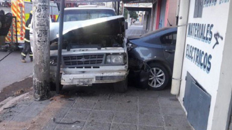 Subió a la vereda, chocó contra un auto estacionado y lo detuvo un poste de cemento