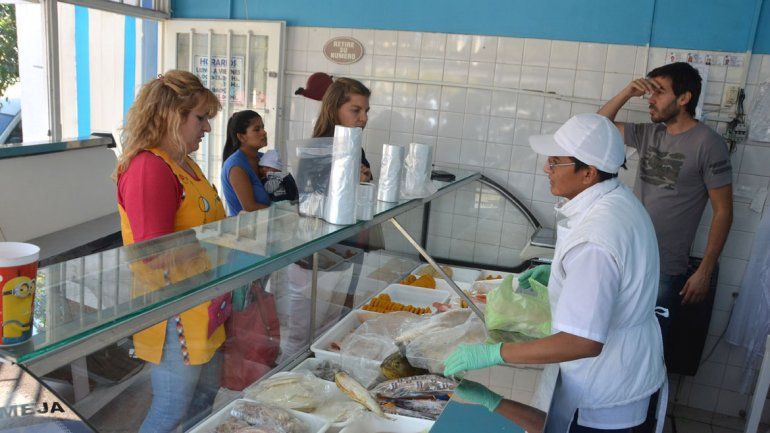 Aunque duela al bolsillo, la gente no le afloja al pescado