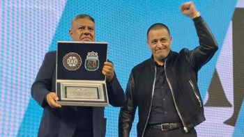 El presidente de la AFA, Claudio Chiqui Tapia, Claudio Tapia y Pablo Toviggino habrían utilizado testaferros para no blanquear ingresos.