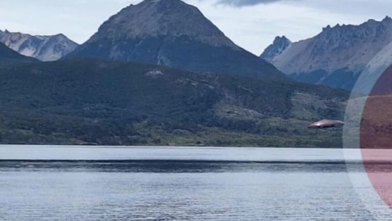 ¿Un ovni en Tierra del Fuego? Apareció en fotos tomadas por turistas.