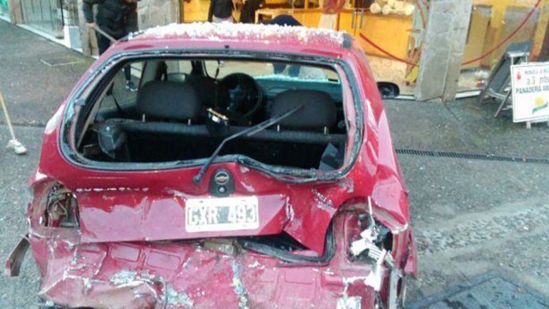 Un joven borracho chocó a un auto y lo mandó adentro de una panadería