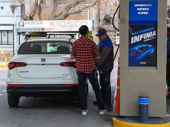 La venta de combustibles cayó en marzo, pero crece la nafta premium en Argentina.