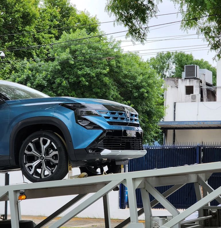 La parrilla al tono de la carrocería, una de las características de la identidad visual renovada de Renault. Foto: Instagram @cuerpomariposa La parrilla al tono de la carrocería, una de las características de la identidad visual renovada de Renault. Foto: Instagram @cuerpomariposa