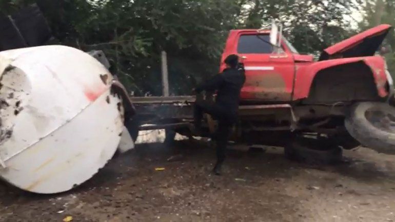 En medio del operativo en Las Ovejas, un camión perdió la dirección y volcó