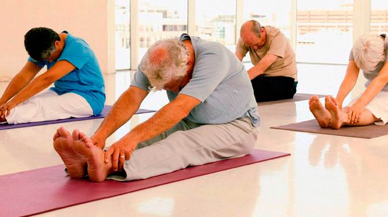 Para aquellas personas mayores que tienen movilidad reducida, dolor en las rodillas o problemas de espalda y no les gusta la natación o el pilates, practicar yoga es una buena opción.