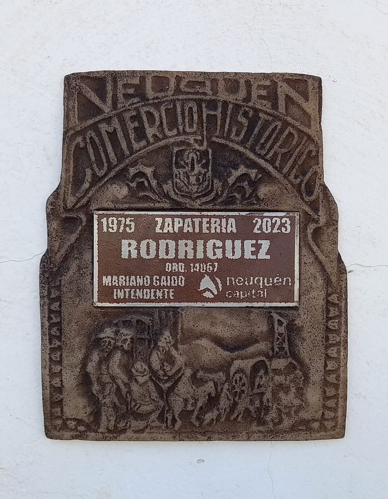 La placa del local. La placa del local.