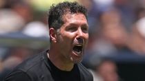 la reaccion del cholo simeone al insolito gol errado por uno de sus futbolistas ante el psg