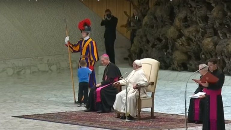 Un nene jugó en la misa del Papa y Francisco dijo: Es argentino, indisciplinado