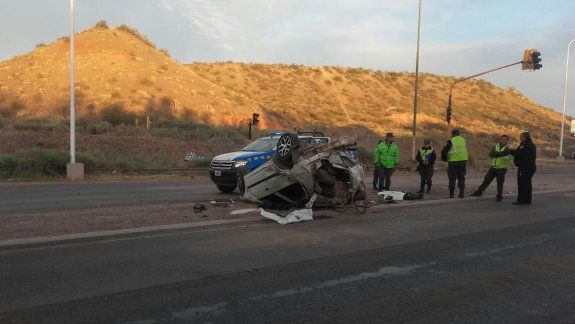 Dos jóvenes murieron tras un tremendo vuelco en Ruta 7 