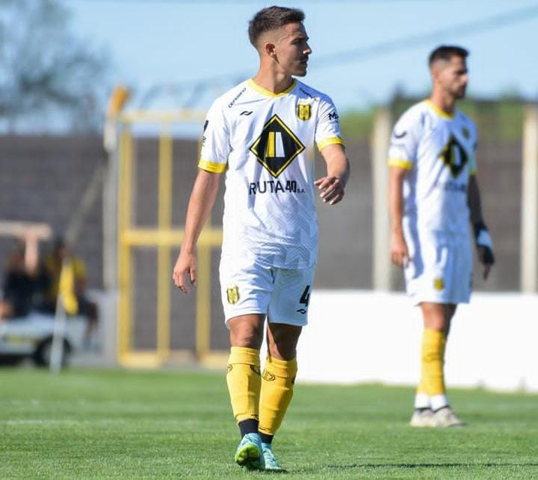 Boris Magnago con la camiseta de Deportivo Madryn esta temporada. 