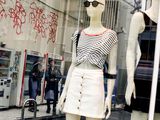 Imagen de archivo de personas junto al escaparate de una boutique de moda en un distrito comercial en Tokio, Japón. 30 de mayo, 2016. REUTERS/Thomas Peter/Archivo