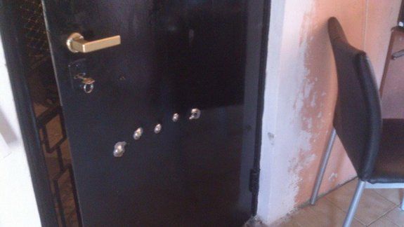La puerta fue perforada a balazos y uno de ellos hirió a una joven mamá.
