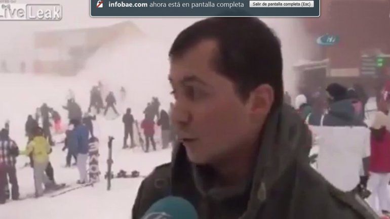 Avalancha de nieve atrapa gente y un gerente se ríe