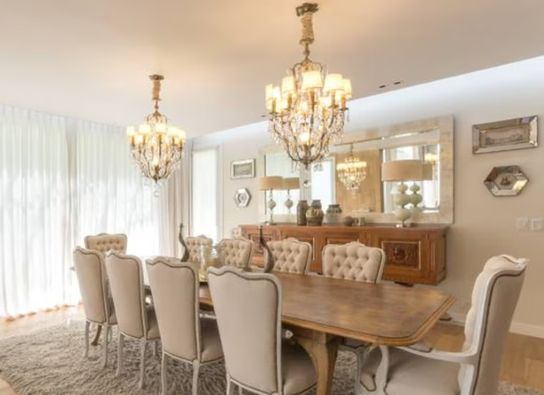 Uno de los tres comedores de la residencia, donde predomina el glamour.