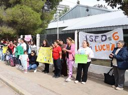 Docentes y familias rechazan el cierre del jardín de infantes. Docentes y familias rechazan el cierre del jardín de infantes.