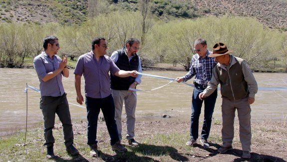 Las autoridades, durante el corte de cintas. Los pescadores ya se preparan para el inicio de la temporada.