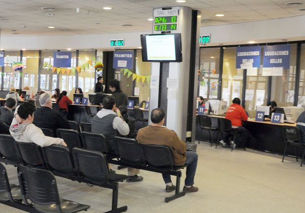 El Gobierno también impulsa otro DNU que elimina 24 organismos y fusiona más de 15 estructuras y transforma alrededor de 16 en toda la administración estatal. El Gobierno también impulsa otro DNU que elimina 24 organismos y fusiona más de 15 estructuras y transforma alrededor de 16 en toda la administración estatal.