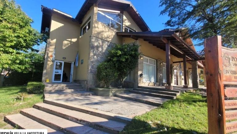 La fiscalía de Villa La Angostura identificó a tres atacantes y los acusó por el delito de lesiones graves. La fiscalía de Villa La Angostura identificó a tres atacantes y los acusó por el delito de lesiones graves.