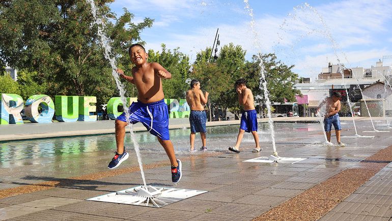 El calor abrasador invitó a disfrutar cualquier hilo de agua en Neuquén / Foto