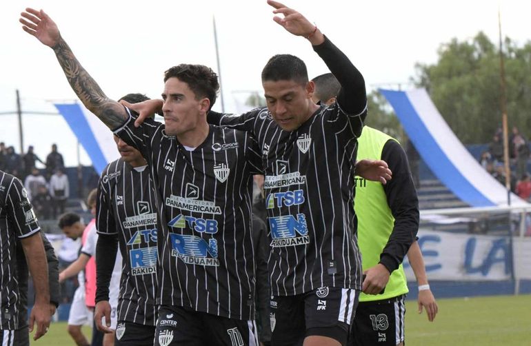 Lucero festeja con Mbombaj tras la victoria de Cipo ante Guillermo Brown. 