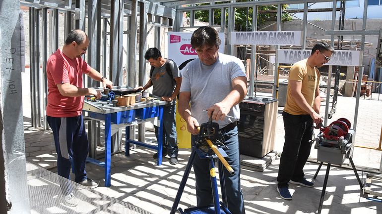 El CFP N°6 tiene un curso de montador gasista, que salen con una matrícula de tercera categoría aprobada por Camuzzi.