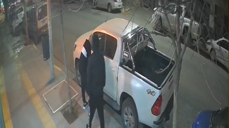 Un intento de robo fue registrado en cámaras de seguridad. | LM Neuquen Un intento de robo fue registrado en cámaras de seguridad.