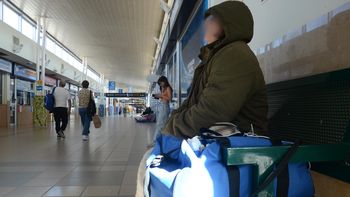 el drama de laura: lava copas y vive en la terminal todas las horas que no trabaja el drama de laura: lava copas y vive en la terminal todas las horas que no trabaja