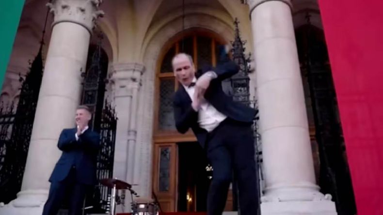 El baile de Zsolt Hegeds llamó la atención de los presentes y se volvió viral. | LM Neuquen El baile de Zsolt Hegeds llamó la atención de los presentes y se volvió viral.