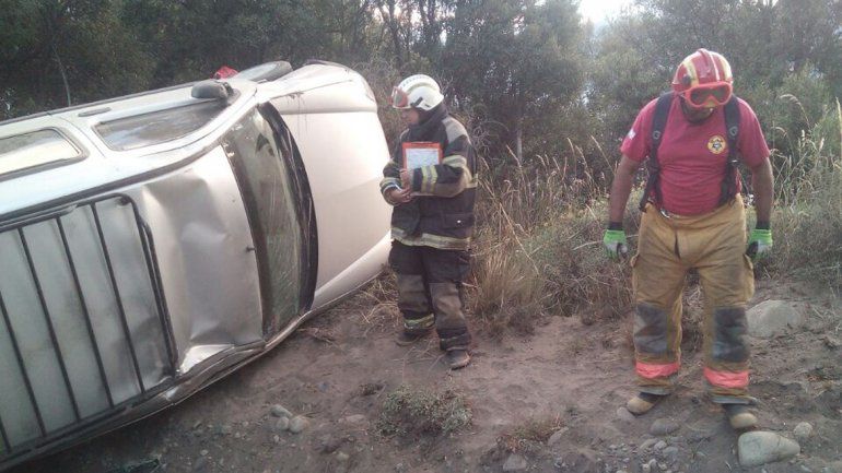 Tres mujeres volcaron en una curva, pero sólo tienen heridas leves