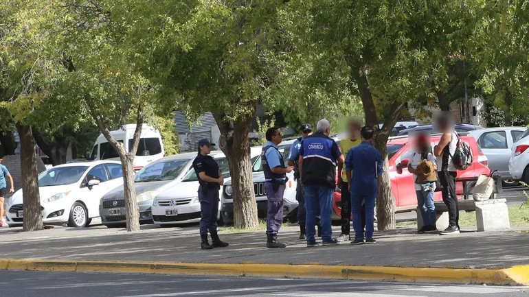 Operativos sorpresa por los limpiavidrios en Neuquén capital